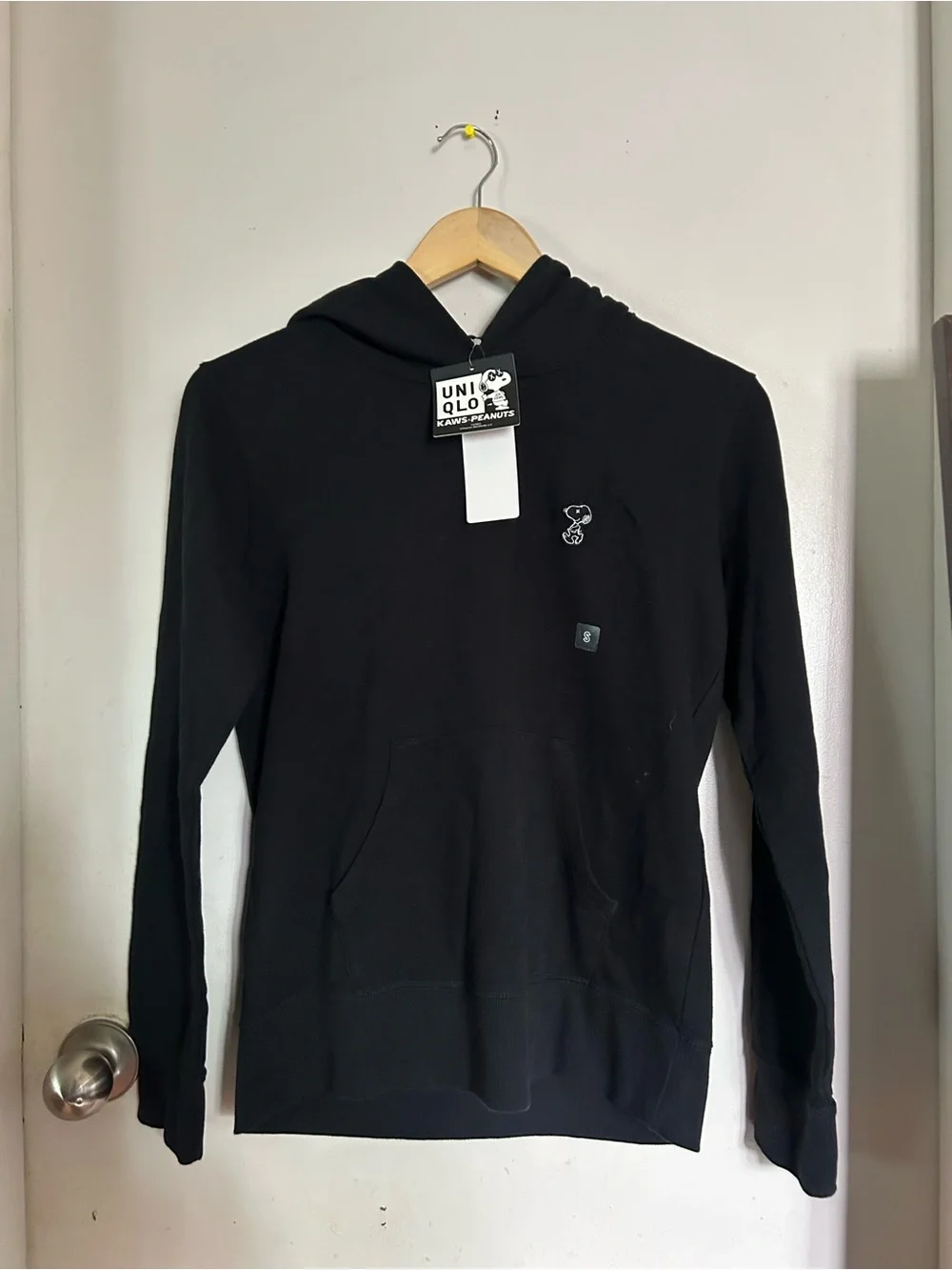 KAWS x PEANUTS Uniqlo hoodie NWT - Picture 1 of 4
